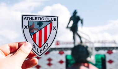 14 Haziran 2021 Bilbao, İspanya. Futbol kulübü Athletic Bilbao 'nun amblemi modern stadyumun arka planına karşıdır..
