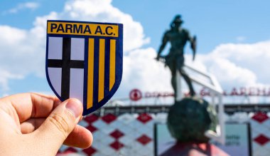 14 Haziran 2021, Parma. Parma Calcio futbol kulübünün amblemi modern stadyumun arka planına karşı..