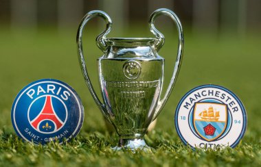 27 Ağustos 2021 Paris, Fransa. Paris Saint-Germain FC futbol kulüplerinin amblemleri. ve Manchester City F.C. ve UEFA Şampiyonlar Ligi Kupası Stadyumun yeşil sahasında.
