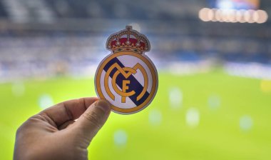 12 Eylül 2021, Madrid, İspanya. Futbol Real Madrid CF 'nin amblemi modern bir stadyumun arka planına karşı..