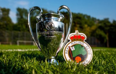 30 Ağustos 2021, Santander, İspanya. Stadyumun yeşil çimlerindeki Racing de Santander futbol kulübünün amblemi..