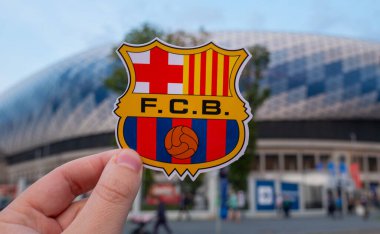 12 Eylül 2021, Barselona, İspanya. Modern bir stadyumun arka planındaki FC Barcelona futbol kulübünün amblemi..