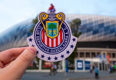 12 Eylül 2021, Guadalajara, Meksika. Futbol kulübü C.D. 'nin amblemi. Guadalajara modern bir stadyumun arka planına karşı..