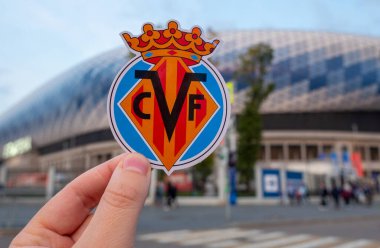 12 Eylül 2021, Villarreal, İspanya. Modern bir stadyumun arka planına karşı Villarreal CF futbol kulübünün amblemi..