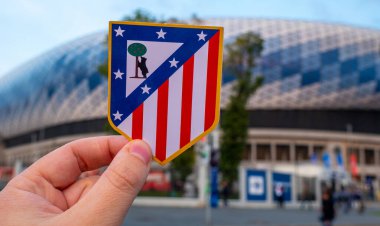 12 Eylül 2021, Madrid, İspanya. Futbol kulübü Atletico Madrid 'in amblemi modern bir stadyumun arka planına karşıdır..