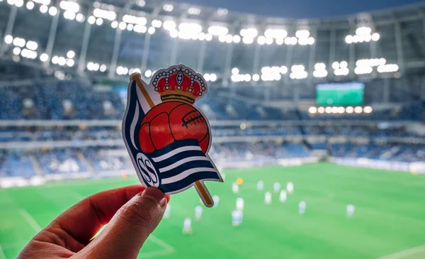 12 Eylül 2021, San Sebastian, İspanya. Futbol kulübü Real Sociedad 'ın amblemi modern bir stadyumun arka planına karşı..