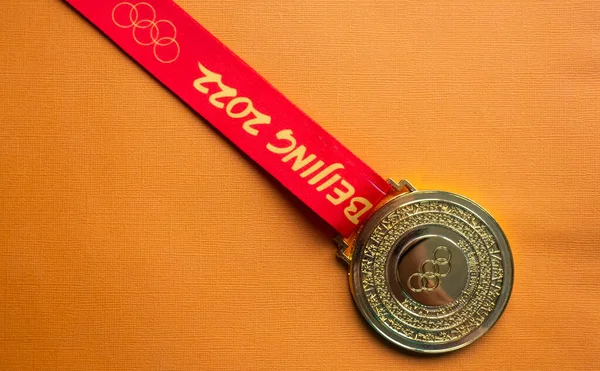2021年1月6日北京中国 オレンジ色の背景にXxivオリンピックの金メダル — ストック写真