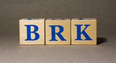 19 Ocak 2022. New York, ABD. Berkshire Hathaway BRK 'nin gri arka planda tahta küplerden yapılmış hisse senedi Ticker sembolü.