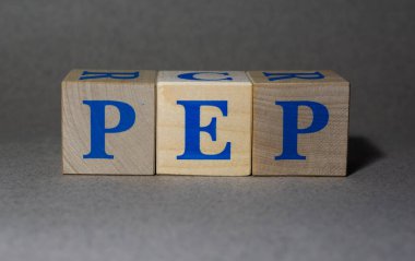 19 Ocak 2022. New York, ABD. PepsiCo PEP Ticker sembolü. Gri arkaplandaki tahta küplerden yapılmış..