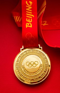 27 Ocak 2022, Pekin, Çin. Kırmızı zemin üzerinde 14. Olimpiyat Kış Oyunları altın madalyası.