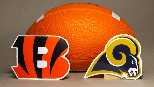 31 Ocak 2022, Inglewood, Kaliforniya. Super Bowl 2022 Los Angeles Rams ve Cincinnati Bengal oyuncularının amblemleri..