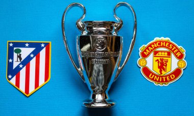 19 Aralık 2021 St. Petersburg, Rusya. UEFA Şampiyonlar Ligi Atletico Madrid ve Manchester United F.C. Ve mavi arka planda bir fincan..
