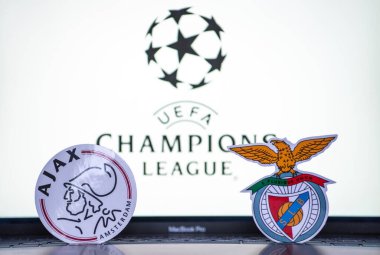 2 Ocak 2022 St. Petersburg, Rusya. UEFA Şampiyonlar Ligi 'nin 1 / 8 finallerinin futbol kulüplerinin amblemleri. Benfica Lisboa ve AFC Ajax Amsterdam turnuvanın ambleminin önünde.