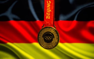 5 Ocak 2021, Pekin Çin. 14. Olimpiyat Kış Oyunları 'nın altın madalyası Almanya bayrağının arka planına karşı.