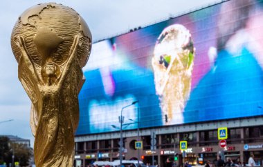 4 Eylül 2019, Moskova, Rusya. 2022 FIFA Dünya Kupası kupasının arka planındaki kupa kupasının kopyası, Katar 'da şehir merkezinde dev bir ekranda düzenlenecek..