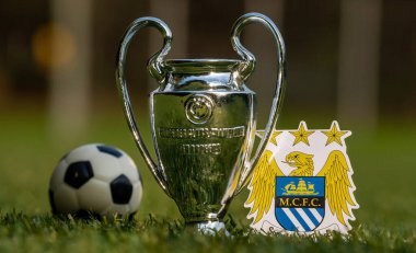 27 Ağustos 2021, Manchester, Birleşik Krallık. Manchester City futbol kulübünün amblemi ve stadyumun yeşil çimlerinde oynanan UEFA Şampiyonlar Ligi Kupası.