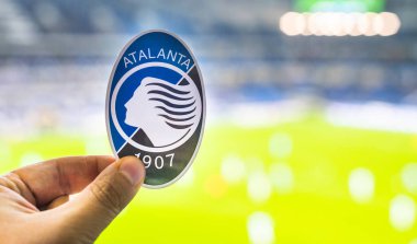 12 Eylül 2021, Bergamo, İtalya. Futbol kulübü Atalanta B.C. 'nin amblemi. Modern bir stadyumun arka planında..