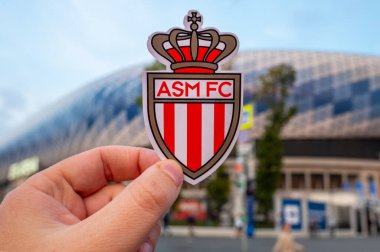 12 Eylül 2021, Monako. Modern stadyumun önündeki AS Monaco FC futbol kulübünün amblemi..