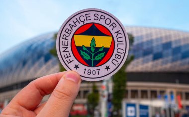 12 Eylül 2021, İstanbul, Türkiye. Futbol kulübü Fenerbahçe 'nin amblemi modern stadyumun arka planına karşıdır..