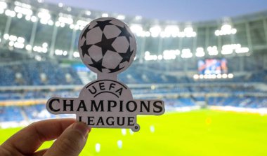 12 Eylül 2021, St. Petersburg, Rusya. UEFA Şampiyonlar Ligi 'nin amblemi modern bir stadyumun arka planına karşıdır..