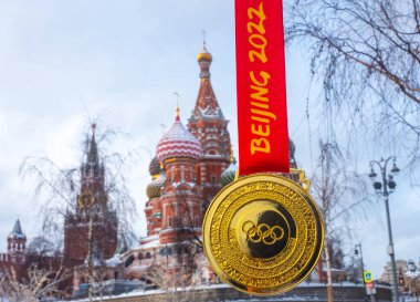 31 Ocak 2022, Moskova, Rusya. Pekin 'de düzenlenen 14. Olimpiyat Kış Oyunları' nın altın madalyası St. Basil 'in Katedrali.
