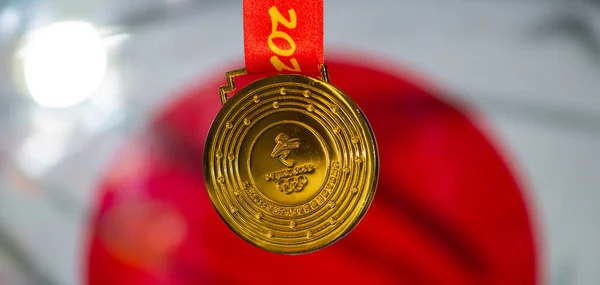 2021年1月5日 中国北京 第二十四届冬季奥运会的金牌以日本国旗为背景 — 图库照片