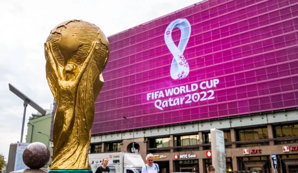 4 Eylül 2019, Moskova, Rusya. 2022 FIFA Dünya Kupası kupasının arka planındaki kupa kupasının kopyası, Katar 'da şehir merkezinde dev bir ekranda düzenlenecek..