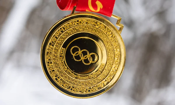 2022 Január Peking Kína Xxiv Téli Olimpiai Játékok Aranyérme Hóban — Stock Fotó