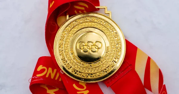25 Ocak 2022, Pekin, Çin. Karda 14. Kış Olimpiyatları 'nın altın madalyası.