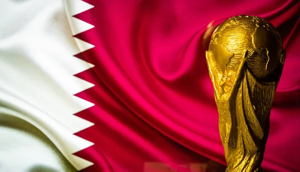 6 Ekim 2021 Doha, Katar. Katar bayrağının arka planına karşı FIFA Dünya Kupası.