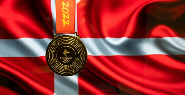 Tammikuuta 2021 Pekingissä Xxiv Talviolympialaisten Kultamitali Tanskan Lipun Alla — kuvapankkivalokuva