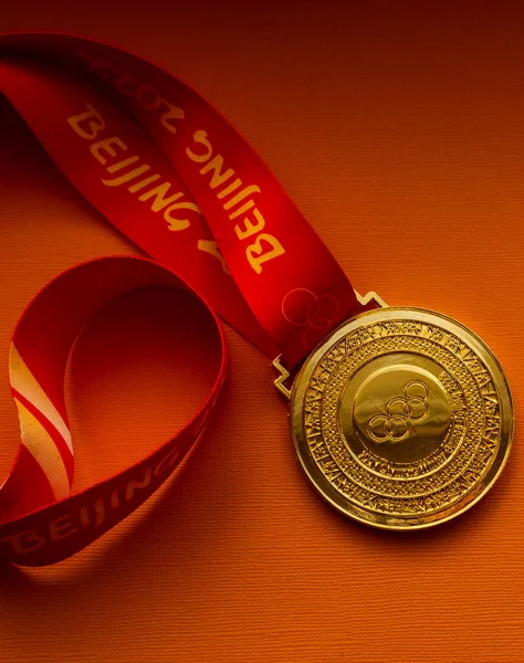 Januari 2022 Peking Kina Xxiv Olympiska Vinterspelen Guldmedalj Orange Bakgrund — Stockfoto
