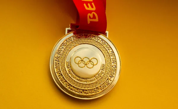 Januari 2022 Peking Kina Xxiv Olympiska Vinterspelen Guldmedalj Gul Bakgrund — Stockfoto