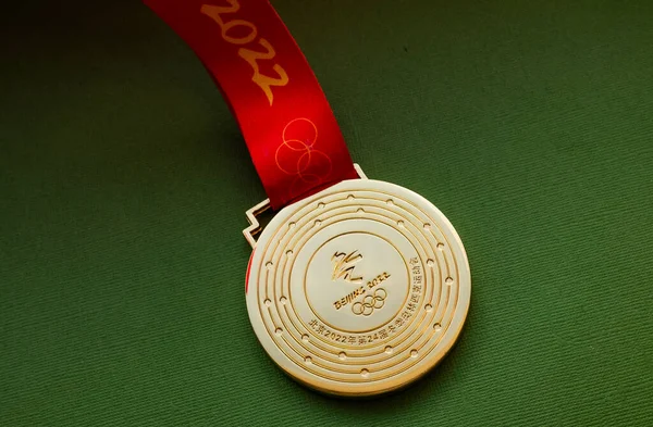 Januari 2022 Peking Kina Xxiv Olympiska Vinterspelen Guldmedalj Grön Bakgrund — Stockfoto