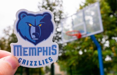 15 Eylül 2021 'de, Memphis, ABD' de bir adam Memphis Grizzlies basketbol kulübünün amblemini elinde tutuyor..