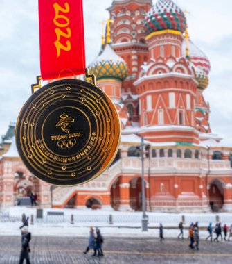 31 Ocak 2022, Moskova, Rusya. Pekin 'de düzenlenen 14. Olimpiyat Kış Oyunları' nın altın madalyası St. Basil 'in Katedrali.