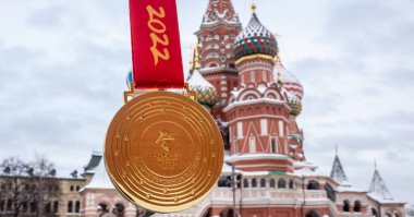 31 Ocak 2022, Moskova, Rusya. Pekin 'de düzenlenen 14. Olimpiyat Kış Oyunları' nın altın madalyası St. Basil 'in Katedrali.