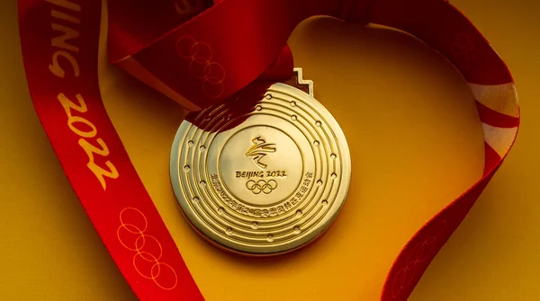 2022年1月27日中国北京 Xxivオリンピック冬の金メダル黄色の背景に — ストック写真