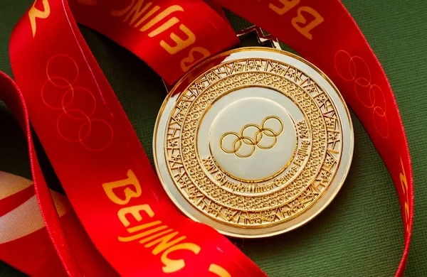 2022年1月27日中国北京 Xxivオリンピック冬の金メダル緑の背景に — ストック写真
