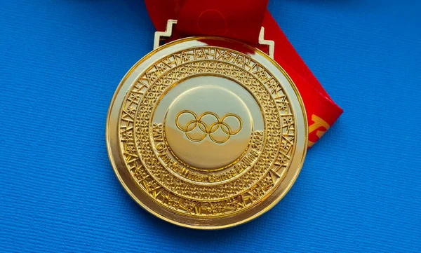 2022年1月27日中国北京 Xxiv オリンピック冬季競技大会青い背景に金メダル — ストック写真