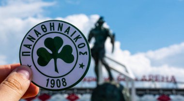 14 Haziran 2021 Atina, Yunanistan. Modern bir stadyumun arka planında Panathinaikos F.C. 'nin amblemi..
