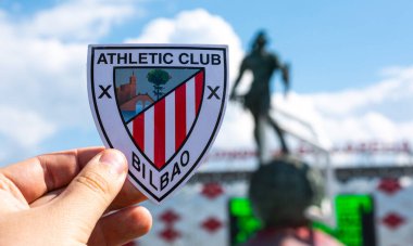 14 Haziran 2021 Bilbao, İspanya. Futbol kulübü Athletic Bilbao 'nun amblemi modern stadyumun arka planına karşıdır..