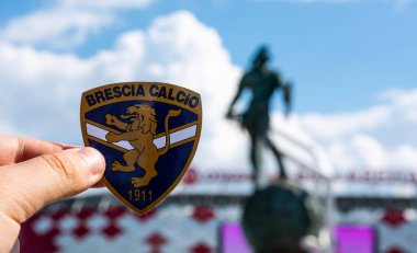 14 Temmuz 2021 Brescia, İtalya. Futbol kulübü Brescia Calcio 'nun amblemi modern bir stadyumun arka planına karşı..