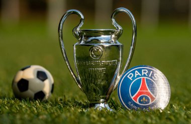 27 Ağustos 2021, Paris, Fransa. Futbol kulübü Paris Saint-Germain F.C. 'nin amblemi. Ve yeşil bir alanda UEFA Şampiyonlar Ligi Kupası..