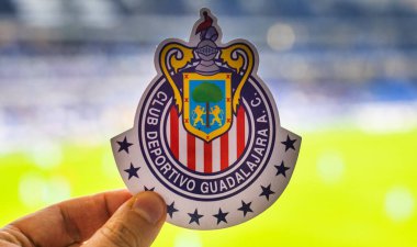 12 Eylül 2021, Guadalajara, Meksika. Futbol kulübü C.D. 'nin amblemi. Guadalajara modern bir stadyumun arka planına karşı..