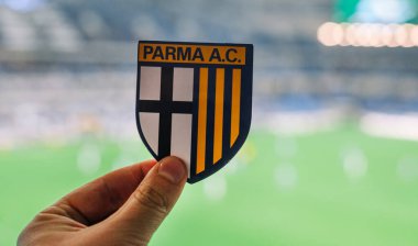 12 Eylül 2021, Parma. Parma Calcio futbol kulübünün amblemi modern stadyumun arka planına karşı..
