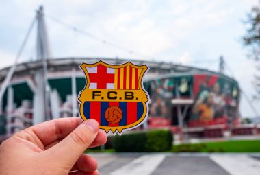 30 Ağustos 2021, Barselona, İspanya. Modern bir stadyumun arka planındaki FC Barcelona futbol kulübünün amblemi..
