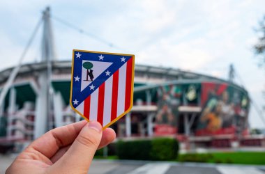 30 Ağustos 2021, Madrid, İspanya. Futbol kulübü Atletico Madrid 'in amblemi modern bir stadyumun arka planına karşıdır..
