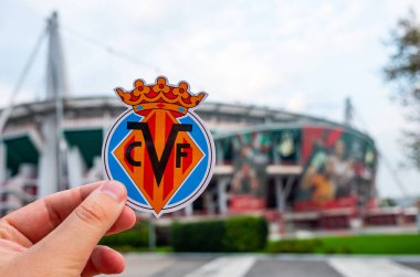30 Ağustos 2021, Villarreal, İspanya. Modern bir stadyumun arka planına karşı Villarreal CF futbol kulübünün amblemi..