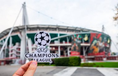 30 Ağustos 2021, Moskova, Rusya. UEFA Şampiyonlar Ligi amblemi, Cáizovo 'daki Lokomotiv stadyumunun önünde..